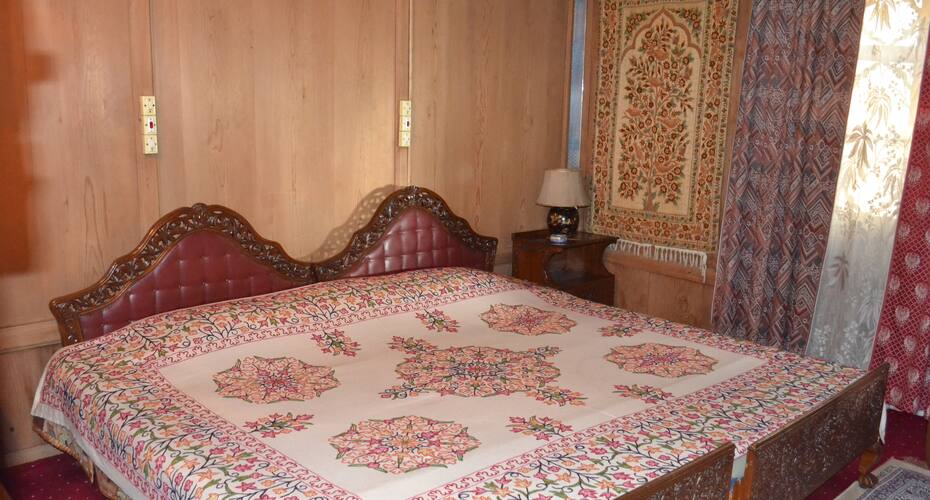 Yuvraj Houseboat, Srinagar 5